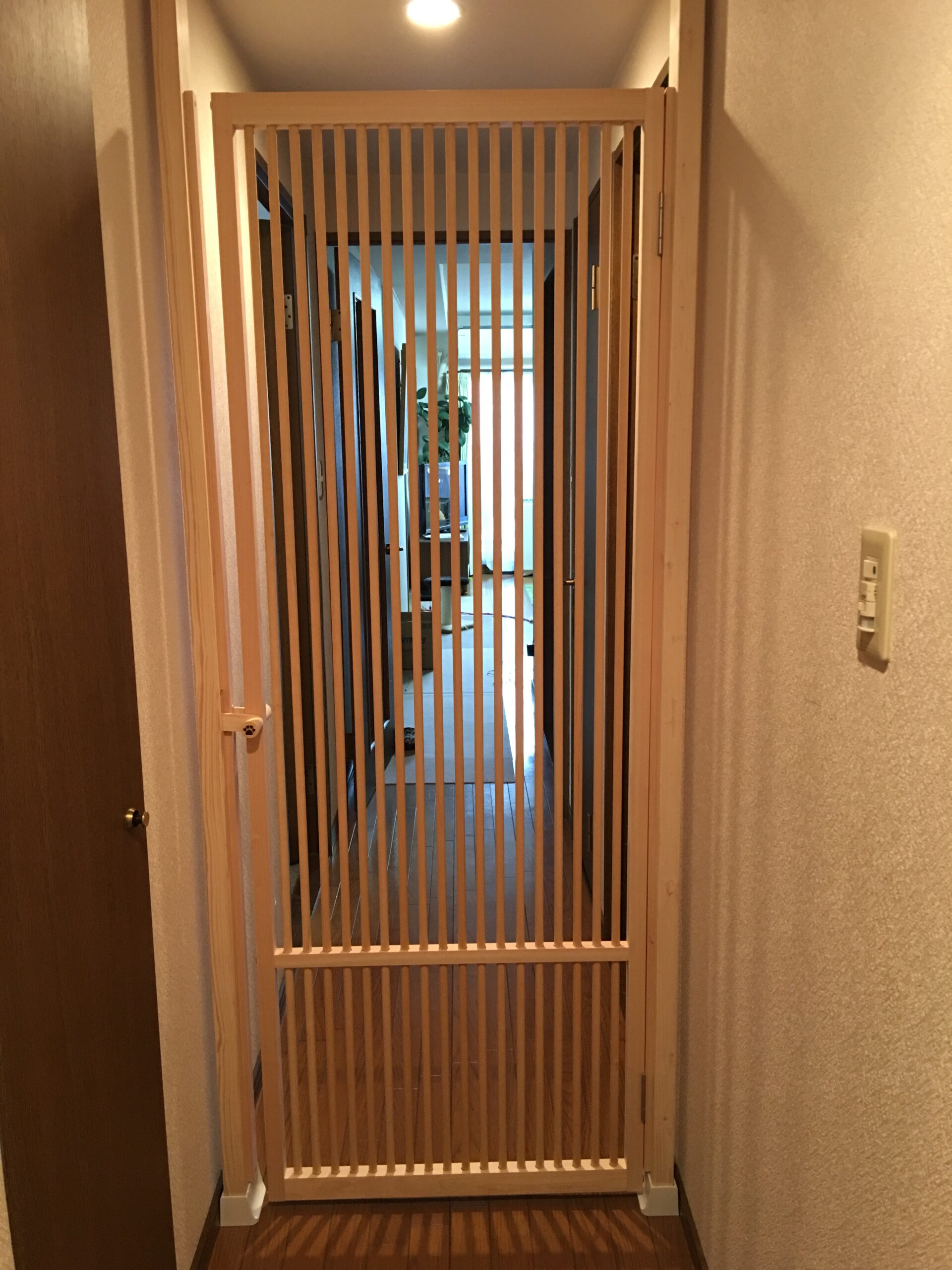 住宅の廊下に設置されたにゃんがーど